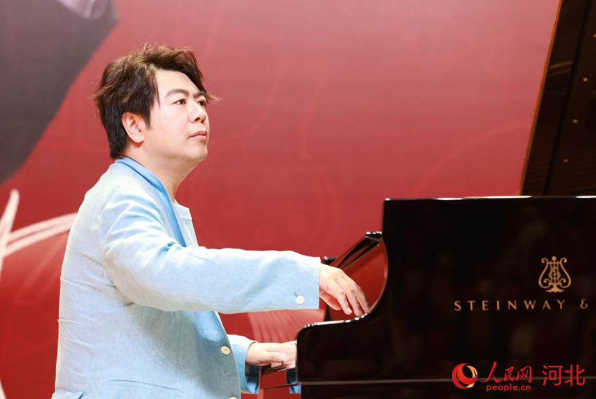 郎朗为全场教师即兴演奏《爱之梦》。 人民网记者 李兆民摄