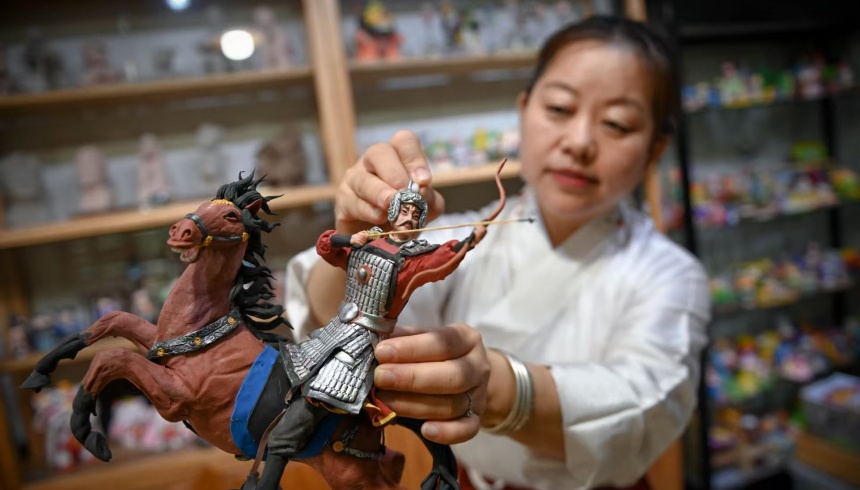 邯郸市级非物质文化遗产项目面塑代表性传承人李春芳在做成语文化文创作品。周绍宗摄