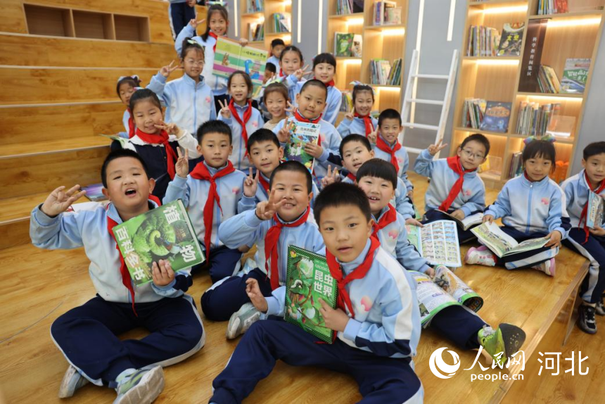 石家庄市柏林庄学校学生在图书馆阅读。人民网 席彪摄